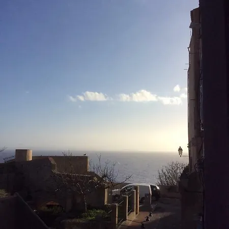 Au Coeur De La Cite Medievale Avec Petite Vue *