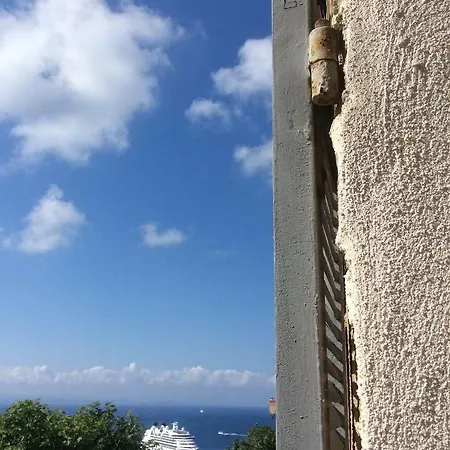 Au Coeur De La Cite Medievale Avec Petite Vue