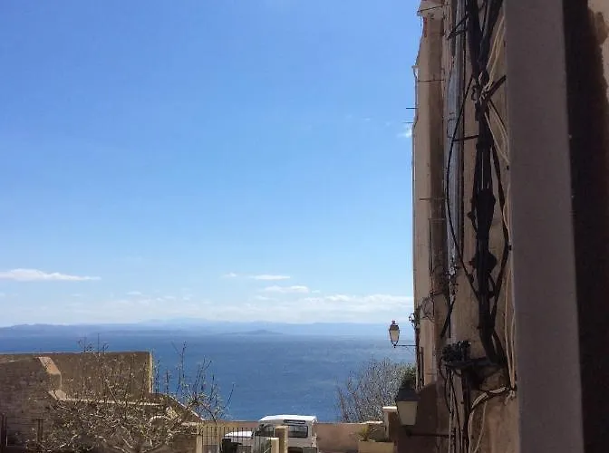 Au Coeur De La Cite Medievale Avec Petite Vue * Bonifacio (Corsica)