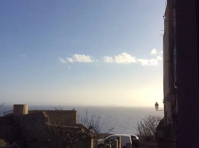 Au Coeur De La Cite Medievale Avec Petite Vue *